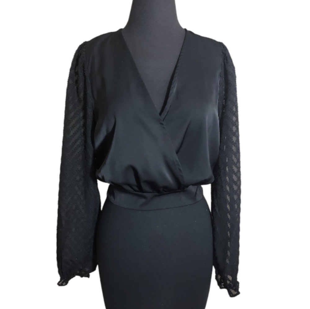 Everly Rose black faux wrap v neck lace sleeve crop top women's size small